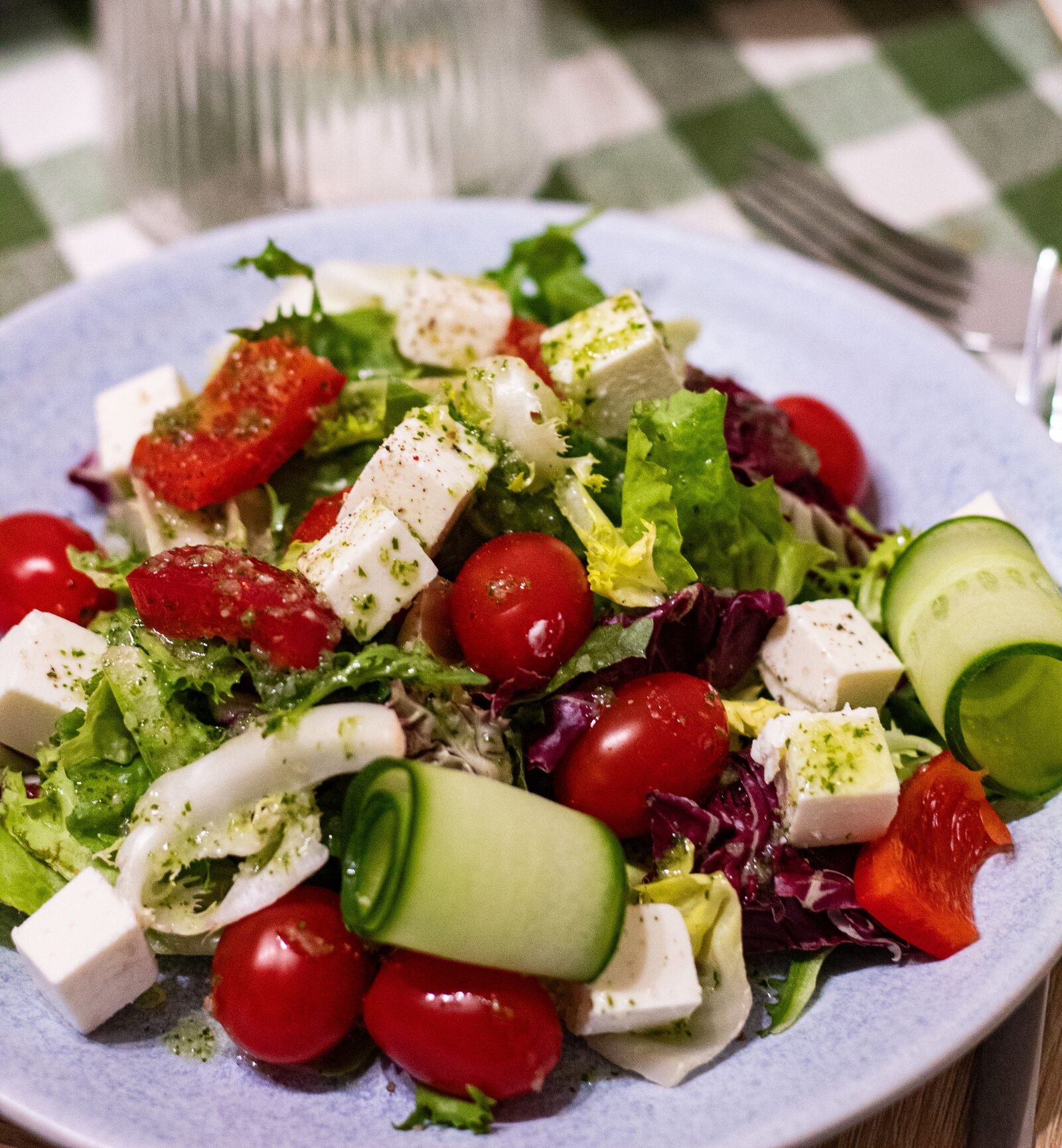 Ensalada griega con feta, tomate y pepino en un plato