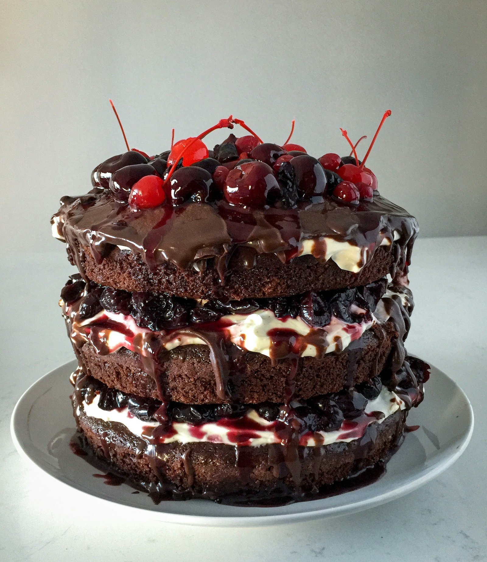 Tarta Selva Negra alemana con guindas y nata