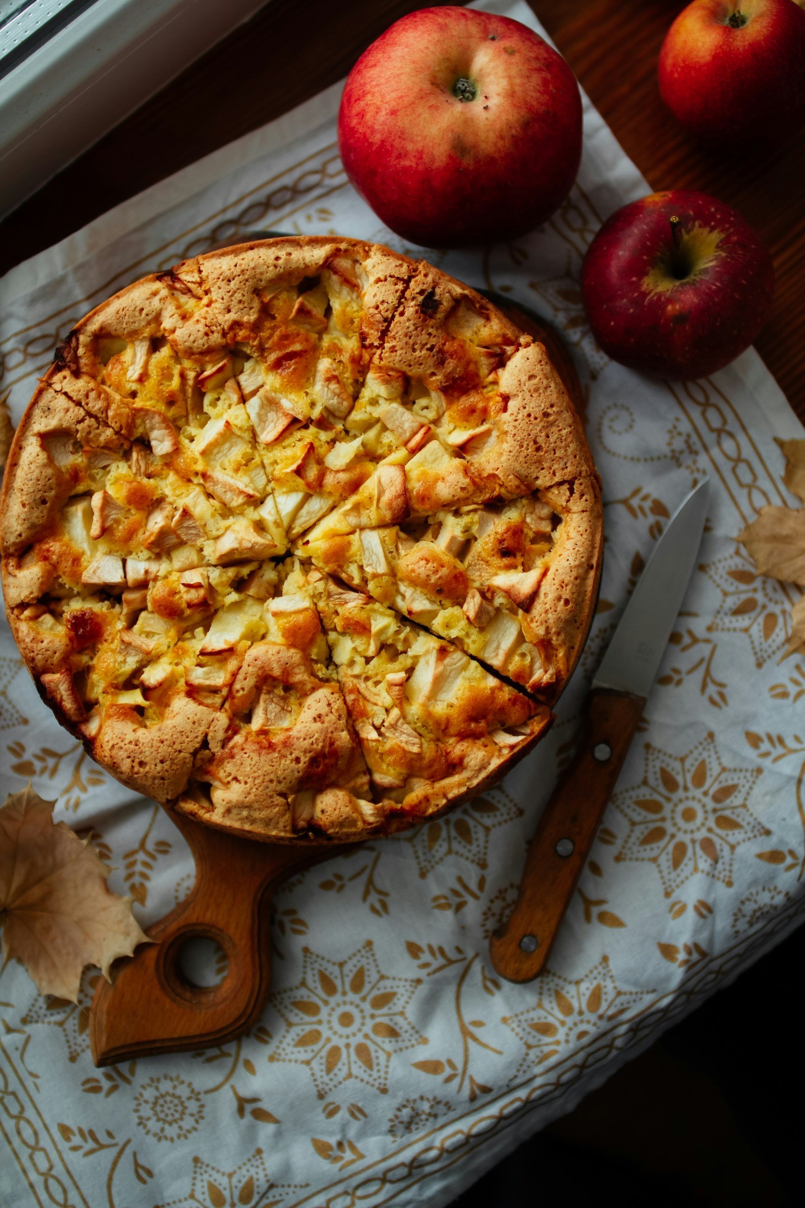 Versunkener Apfelkuchen alemán, bizcocho de manzana cortado en porciones