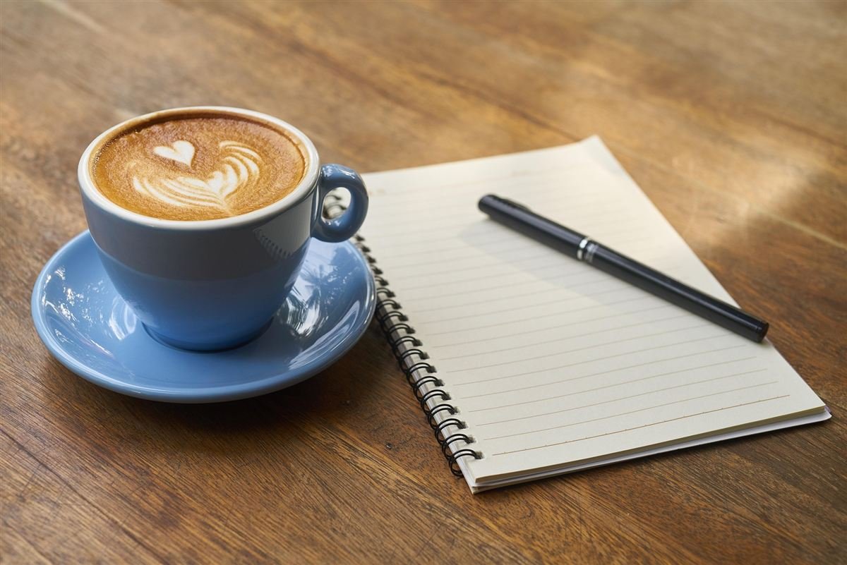 Taza de café junto a apuntes de vocabulario