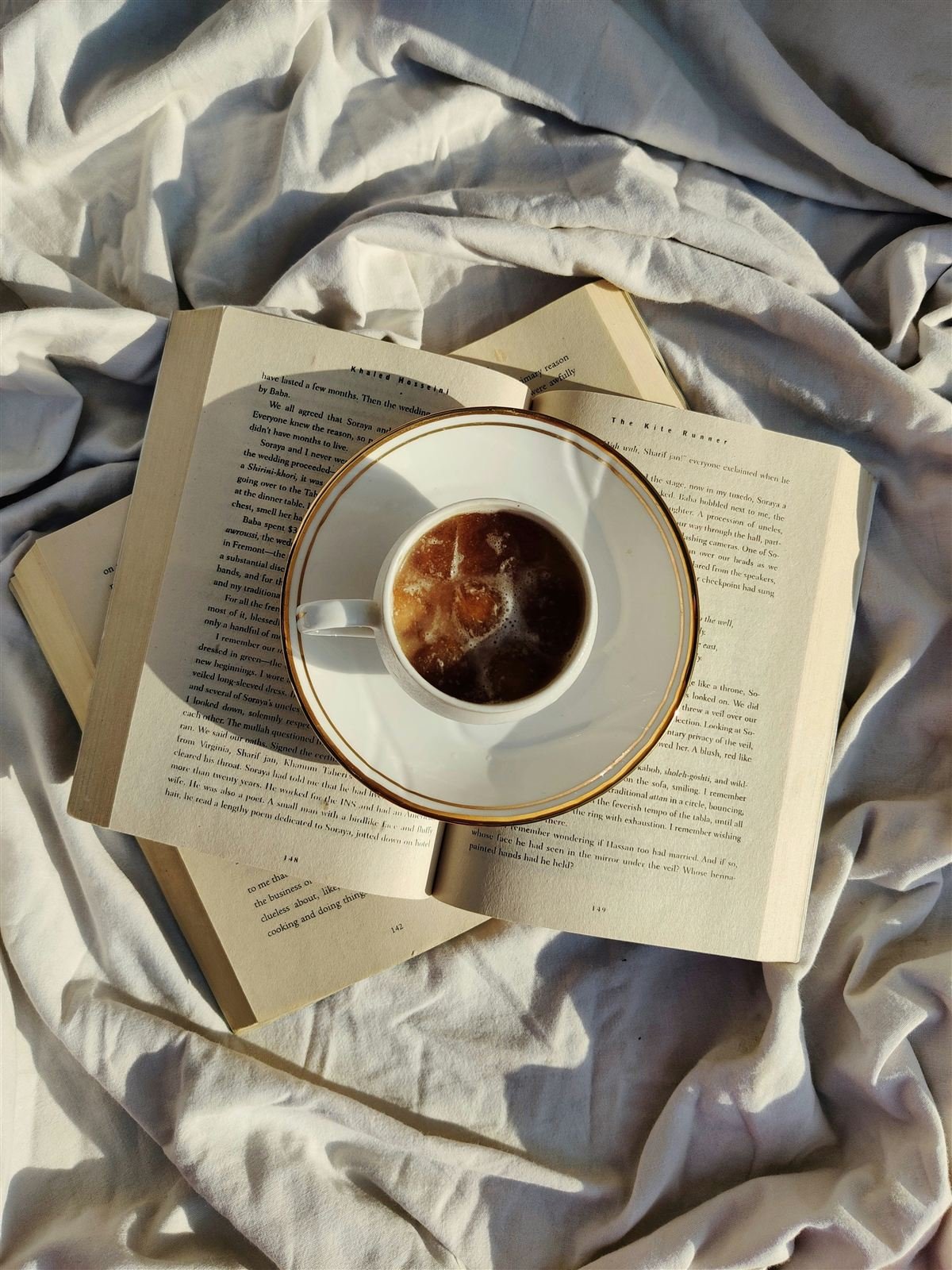 Taza de café sobre un libro abierto